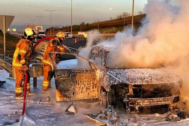 Bursa Nilüfer 'de otomobil alev alev yandı