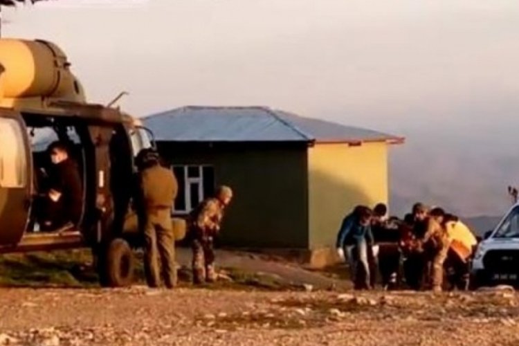 Şemdinli'de trafik kazasında ağır yaralanan &ccedil;ocuk, Kara Kuvvetlerine ait helikopterle hastaneye sevk edildi