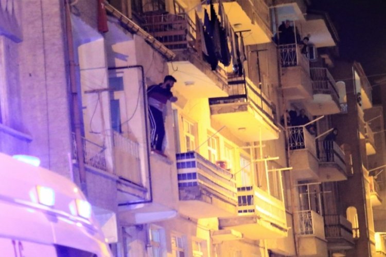 &Ccedil;ocuğunu g&ouml;rmek i&ccedil;in bı&ccedil;akla cama &ccedil;ıktı