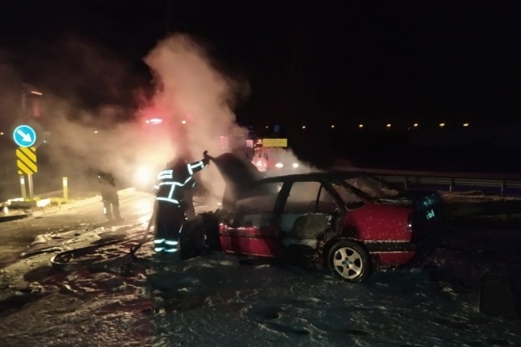 Tıra &ccedil;arpan otomobil alev topuna d&ouml;nd&uuml;