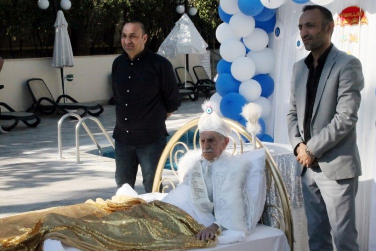 Aydemir Akbaş film gereği s&uuml;nnet oldu