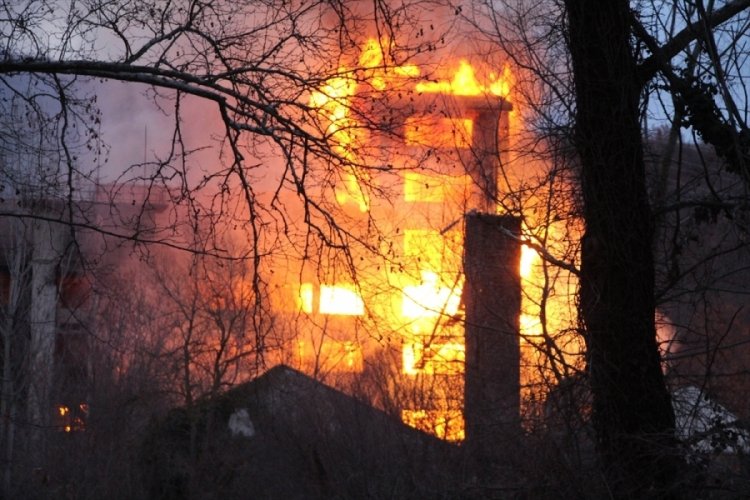 Eski un fabrikasında çıkan yangın 3 saatte söndürüldü