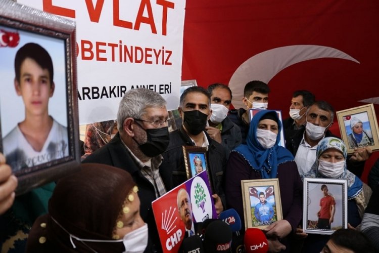 Kemal Kılıçdaroğlu'nun kardeşi evlat nöbetindeki aileleri ziyaret etti