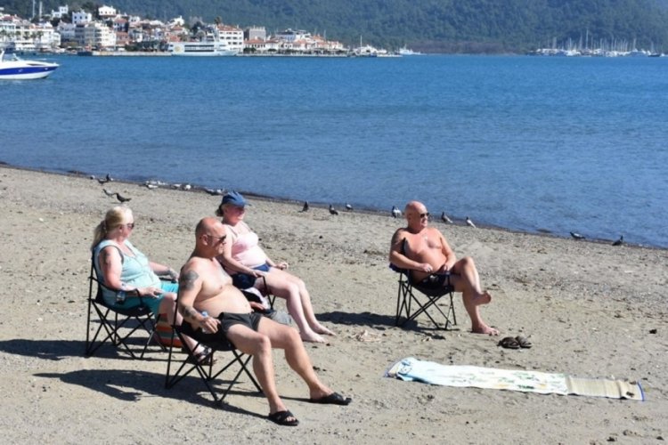27 dereceyi g&ouml;ren sahile koştu