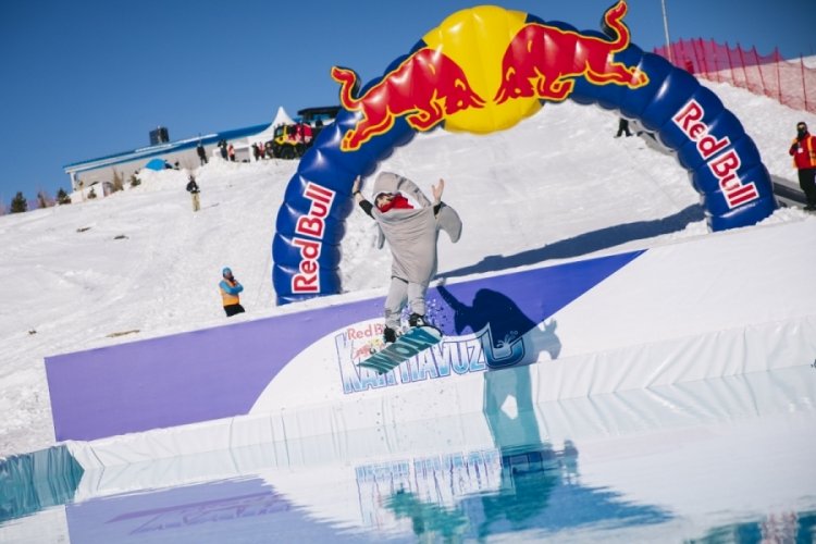 Red Bull Kar Havuzu Kostüm Savaşları yayında