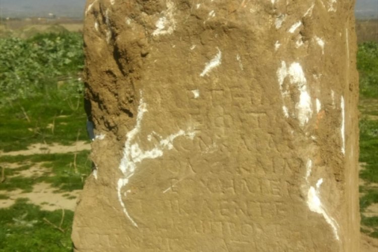 Tarlayı s&uuml;rerken Roma d&ouml;nemine ait kitabe buldu