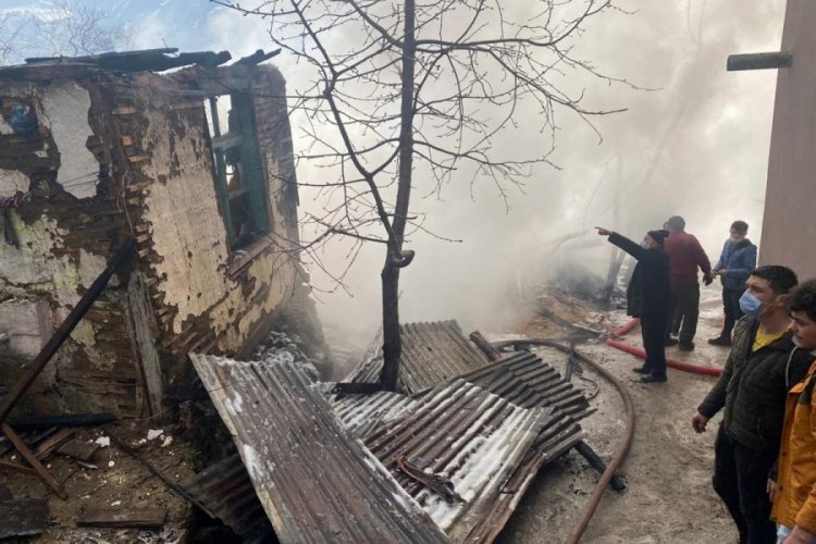 Yangında ahırdaki hayvanlar son anda kurtarıldı