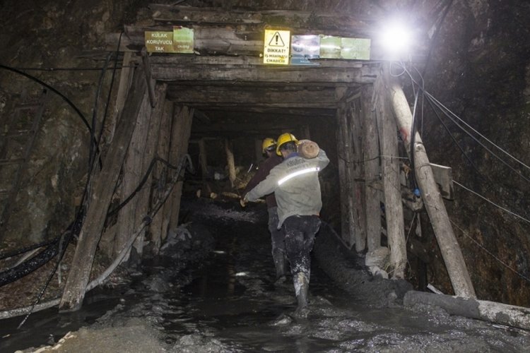 Madende göçük altında kalan işçiyi arama çalışmaları sürüyor
