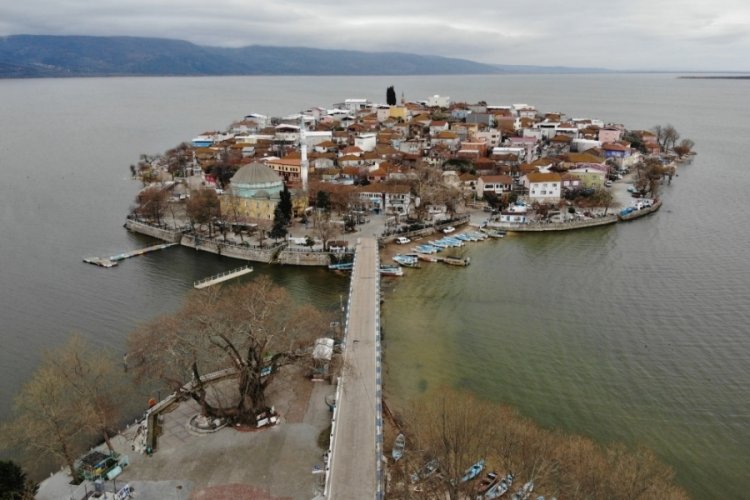 Bursa Gölyazı'da sular yükseldi, tarih&icirc; köy yine ada oldu
