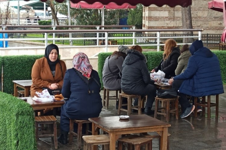 Bursa'da vatandaşlar aylar sonra çay simit keyfi yaptı