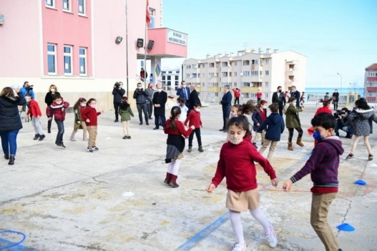 Trabzon'da öğrenciler kolbastı eşliğinde eğitime başladı
