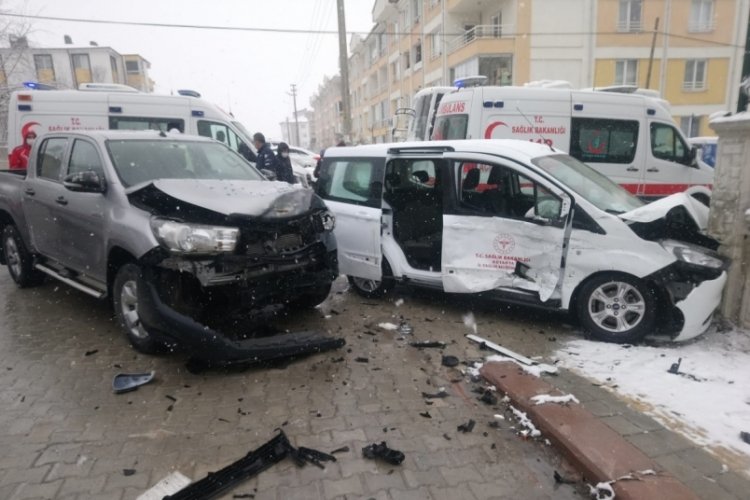 Aşı &ccedil;alışması yapan sağlık g&ouml;revlileri kaza yaptı: 4 yaralı