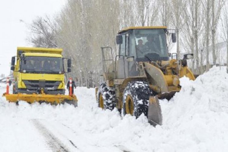 Ağrı'da, kardan kapanan 102 köy yolu açıldı