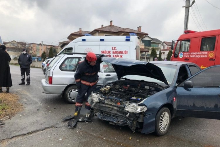 Sakarya'da 2 otomobil &ccedil;arpıştı: 3 &ccedil;ocuk yaralı