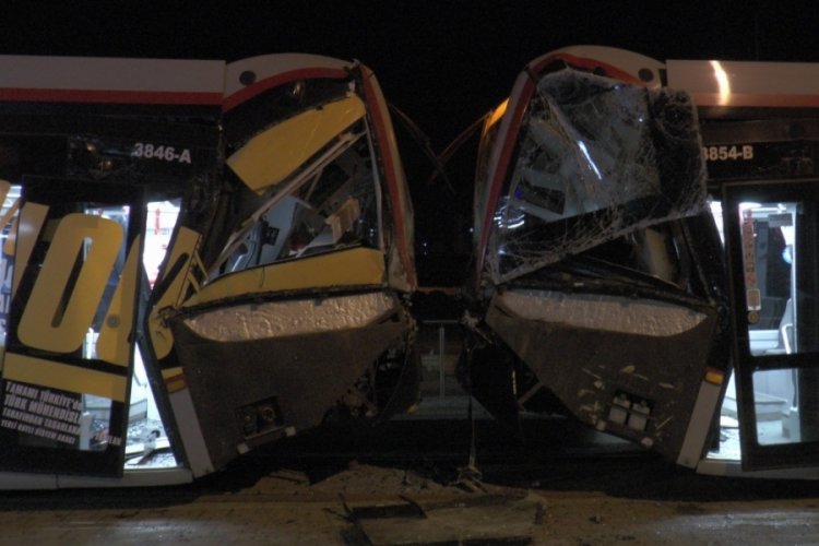 Aynı rayda giden iki tramvay çarpıştı: 2 yaralı
