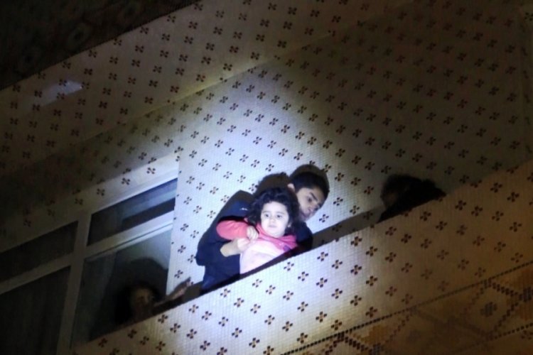 Bursa'da can pazarı: Binada mahsur kalan 4'ü çocuk 8 kişiyi itfaiye kurtardı
