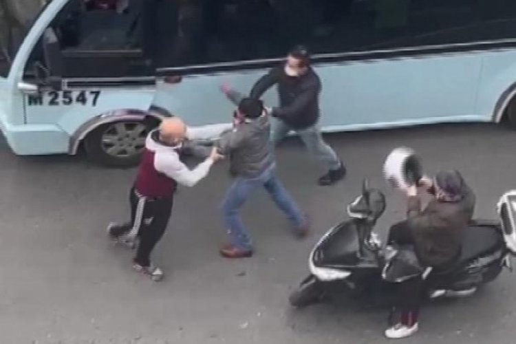 Kuryelerin ayırdığı minib&uuml;s&ccedil;&uuml;lerin kavgası kamerada