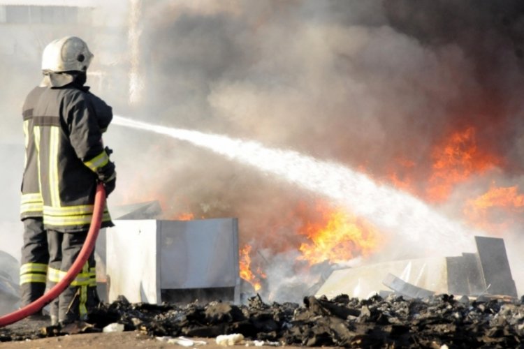 Kayseri'de hurdalıkta çıkan yangın paniğe neden oldu