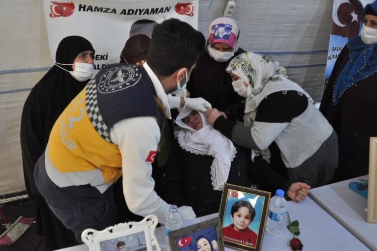Evlat n&ouml;betinde rahatsızlanan anneye, sağlık&ccedil;ılardan m&uuml;dahale
