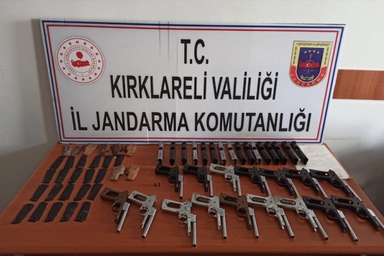 Yol kenarındaki poşetten onlarca silah &ccedil;ıktı