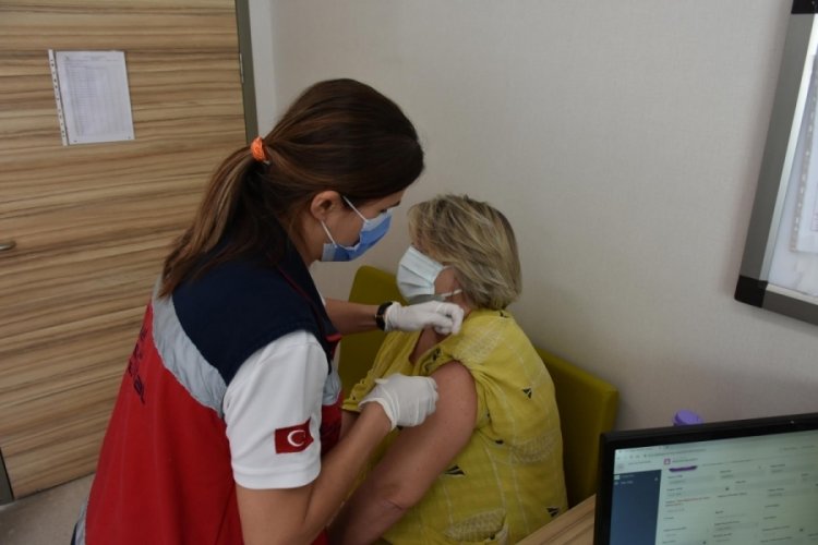 Marmaris'te yerleşik yaşayan 65 yaş ve &uuml;zeri yabancılar, 2'nci doz aşılarını oldu