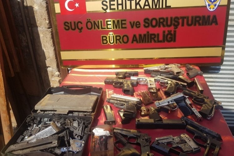 Hırsızlık ş&uuml;phelisi ka&ccedil;ak silah imalathanesinde yakalandı
