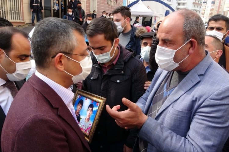 CHP heyetinden HDP &ouml;n&uuml;nde bekleyen aileleri ziyaret