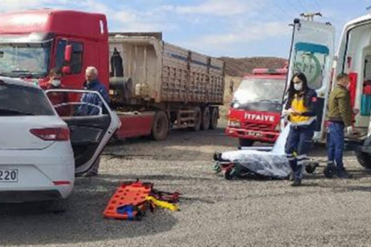 TIR ile otomobilin &ccedil;arpıştığı kazada 6 kişi yaraladı