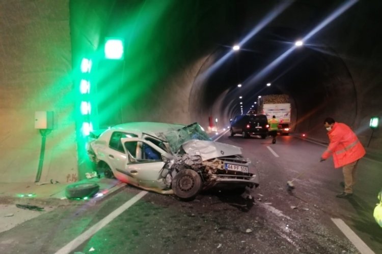 Tünel duvarına çarpan otomobil sürücüsü yaralandı