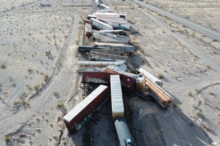 ABD'de y&uuml;k trenine ait 44 vagon raydan &ccedil;ıktı