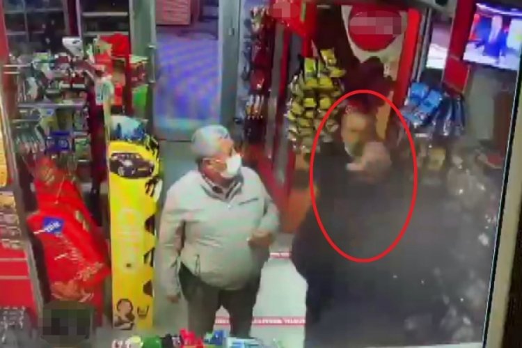 Bursa'da markette, boğazına bıçak dayayan husumetlisinden müşteriler ile çalışanlar kurtardı