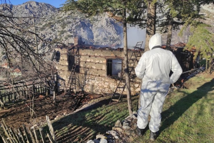 Yalnız yaşadığı evde &ccedil;ıkan yangında &ouml;ld&uuml;