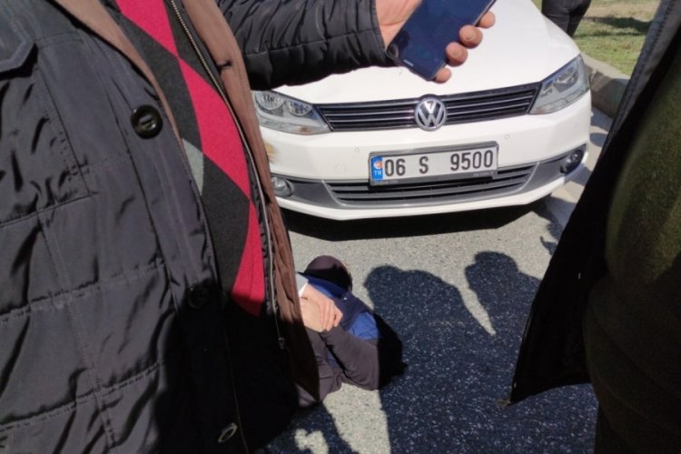 Bursa'da araba çarpan yaşlı kadına yoldan geçen sağlık görevlisi müdahale etti