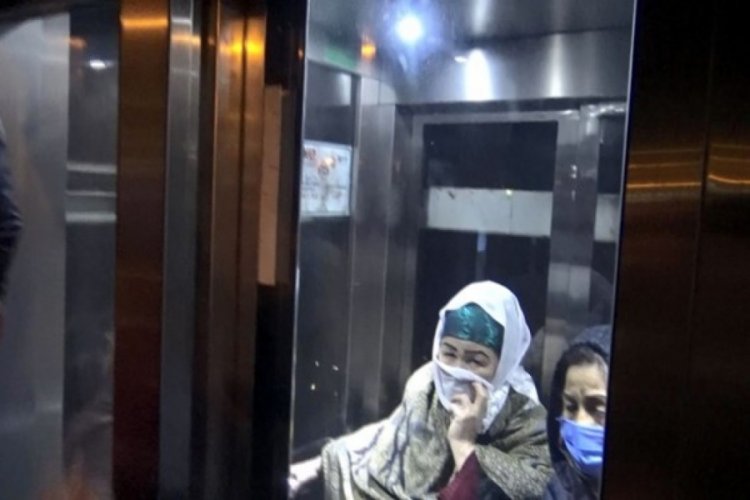 Metrobüs asansöründe mahsur kaldılar