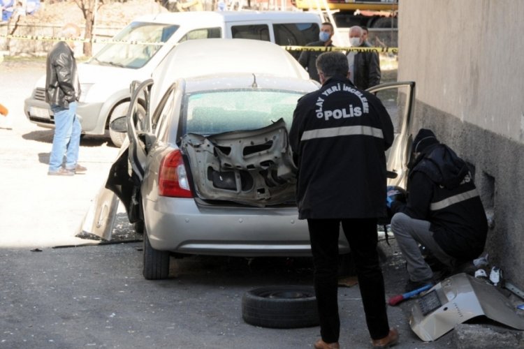 Otomobilde &ccedil;akmak gazı patlaması: 3 yaralı
