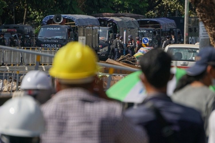 Myanmar'da protestocular g&uuml;venlik g&uuml;&ccedil;lerinin kanlı m&uuml;dahalesine rağmen sokaklara d&ouml;k&uuml;ld&uuml;