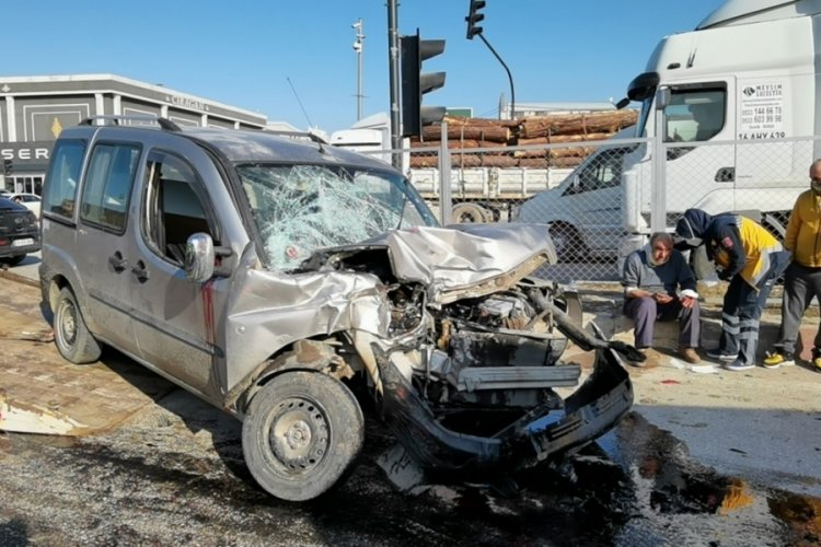 Bursa'da TIR'la hafif ticari aracın çarpıştığı kaza kamerada; 1'i ağır 2 yaralı