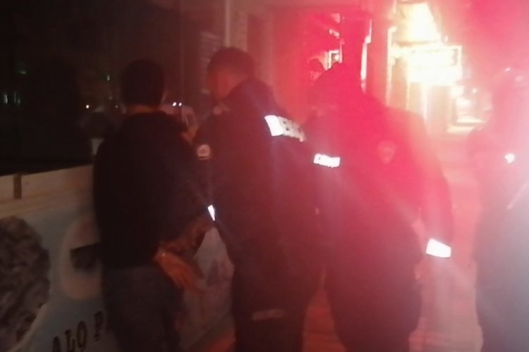 Bursa'da sokağa çıkma kısıtlamasında bekçilere yakalandı, polis aracına bindirilirken 'oh' çekti