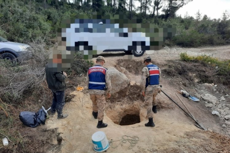 Ka&ccedil;ak kazı yaparken su&ccedil;&uuml;st&uuml; yakalandılar