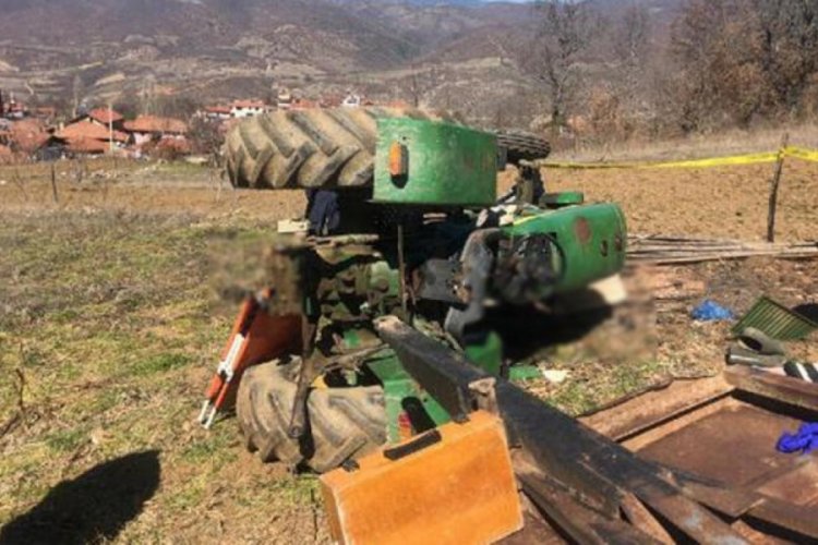 Devrilen trakt&ouml;r&uuml;n&uuml;n altında kaldı, hayatını kaybetti