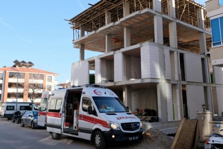 Y&uuml;ksekten d&uuml;şerek yaralanan inşaat iş&ccedil;isi hastaneye kaldırıldı