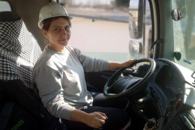 Bursa'da 12 tonluk beton mikseri kullanan kadın şoför şaşırtıyor