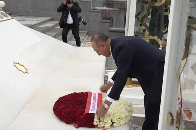 Bakan Çavuşoğlu'ndan Türkmenistan Bağımsızlık Anıtı'na ziyaret