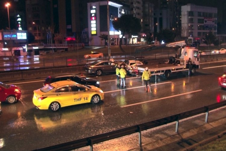 Alkoll&uuml; s&uuml;r&uuml;c&uuml; kazaya sebep oldu, trafik kilitlendi