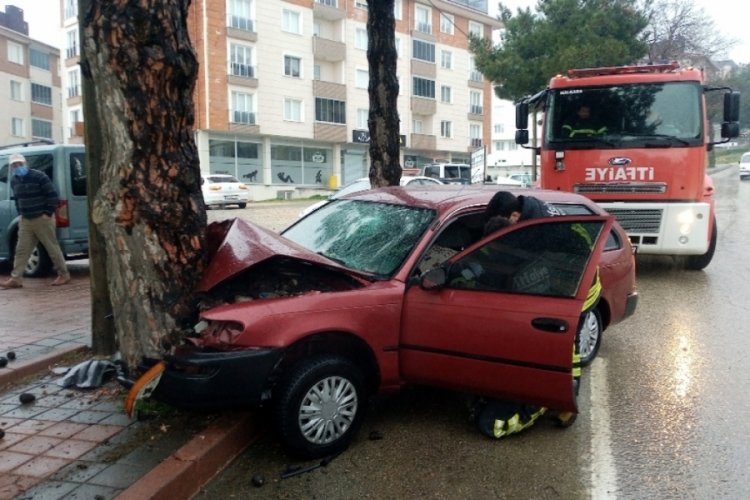 Virajı alamayan otomobilin ağaca &ccedil;arptığı feci kaza kamerada