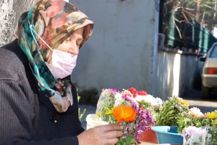 Mezarlıkta çiçek satarak kızını Oxford Üniversitesi'nde okutuyor