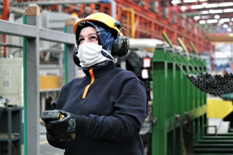 Bursa'da boru üretim fabrikasında çalışan kadınlar göz dolduruyor