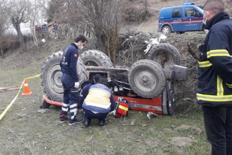 Devrilen traktörün altına kalan sürücü öldü