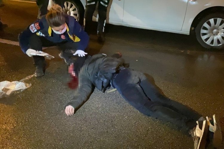 Bursa'da seyir halindeki aracın önüne atlayan genç ağır yaralandı