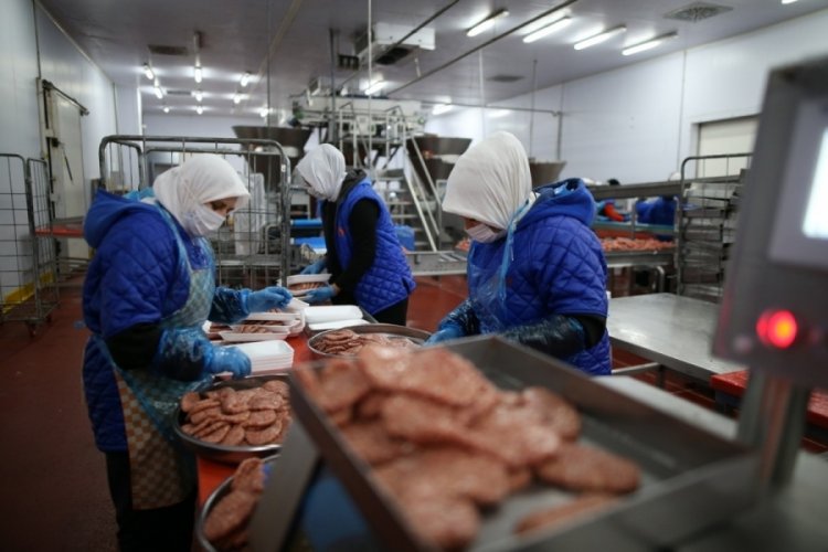 Bursa'da 400 kadın kasap her gün 150 ton et işliyor